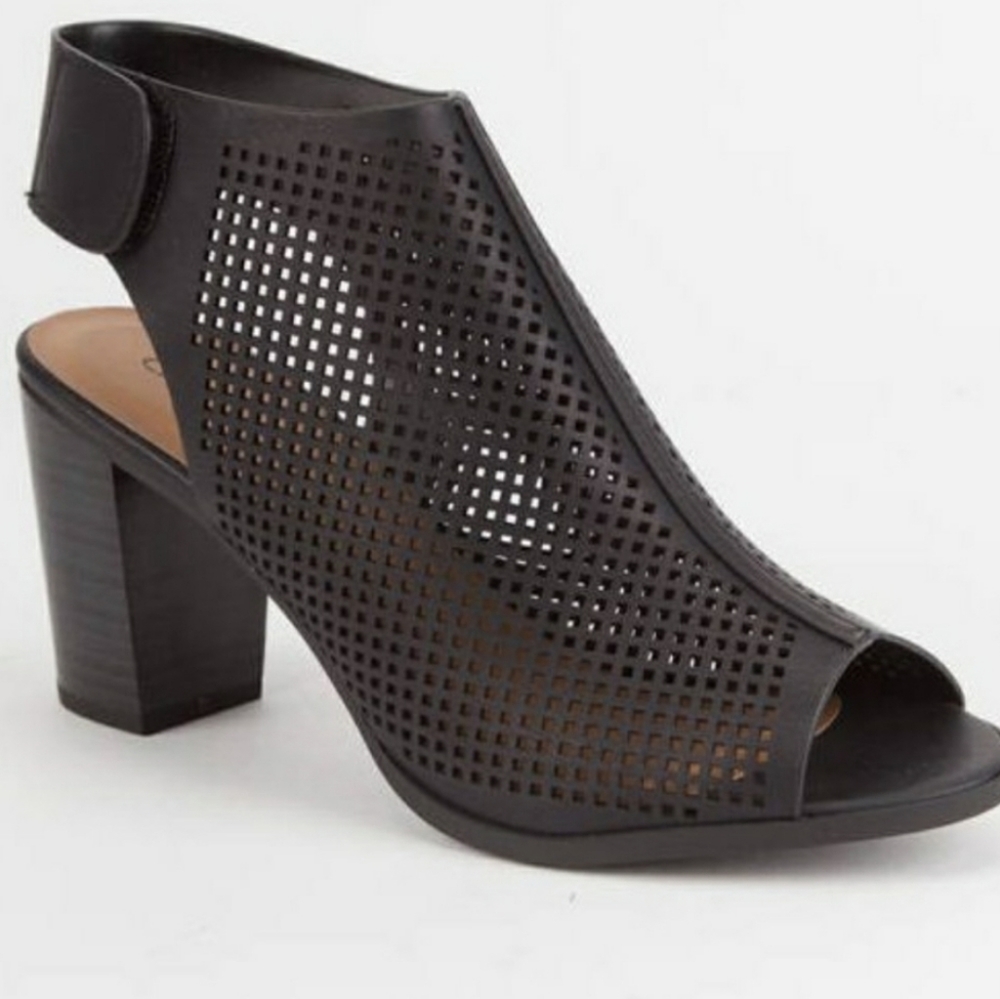 City Classified Black Perforated Peep Toe Sandals 5.5